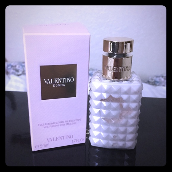 valentino donna moisturizing body emulsion